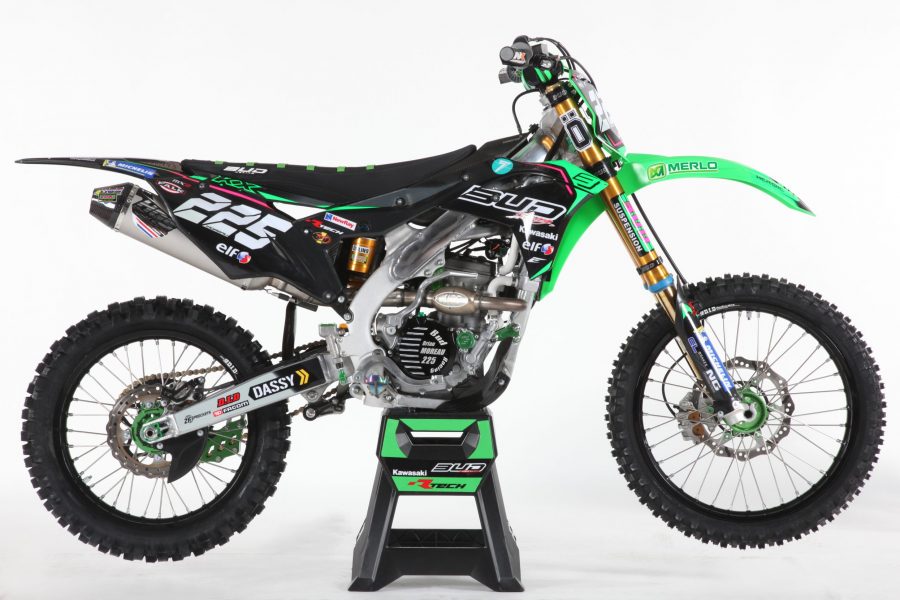 How Do Kawasaki Graphics Capture the Essence of Racing Heritage?